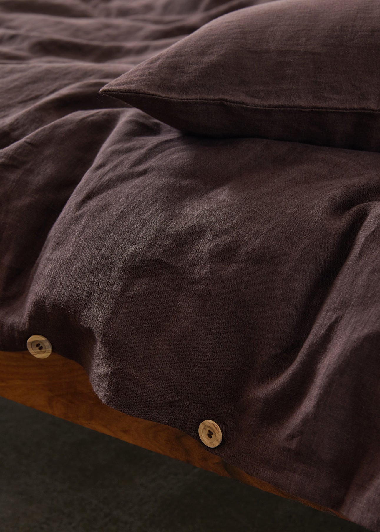 Linuhn linen bedding sheets wood chocolate dark brown Holzfarbe. Schokoladenfarbe. dunkelbraune Farbe hout kleur. chocolade kleur. donkerbruine kleur
