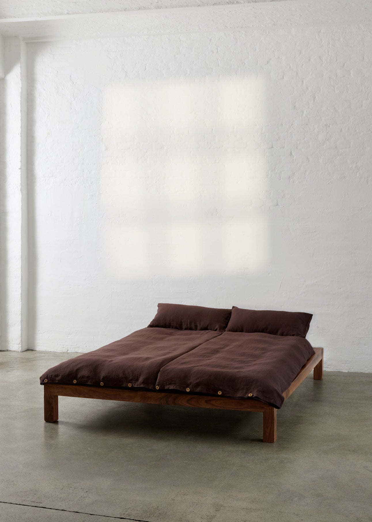 Linuhn linen bedding sheets wood chocolate dark brown Holzfarbe. Schokoladenfarbe. dunkelbraune Farbe hout kleur. chocolade kleur. donkerbruine kleur