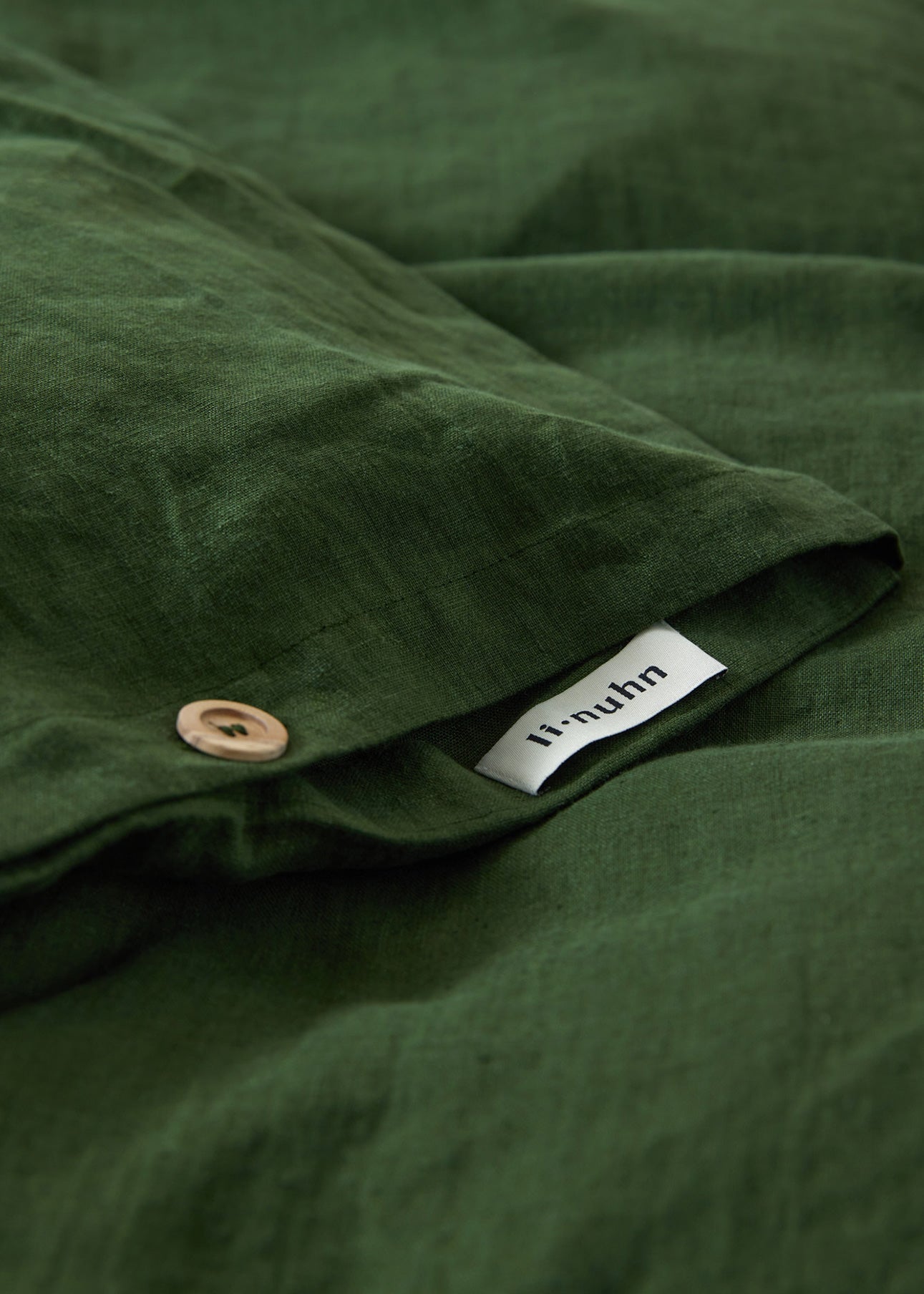 draps de literie en lin en tissu naturel kaki forêt vert foncé fabriqué de manière biologique et éthique, couleur couette et oreiller linnen beddengoed lakens in donkergroen boskaki natuurlijke stof biologisch en ethisch gemaakt, dekbed en kussenkleur Leinenbettwäsche aus dunkelgrünem, waldkhakifarbenem Naturstoff, biologisch und ethisch hergestellt, Bettdecken- und Kissenfarbe linen bedding sheets in dark green forest khaki natural fabric organic and ethically made, duvet and pillow colour