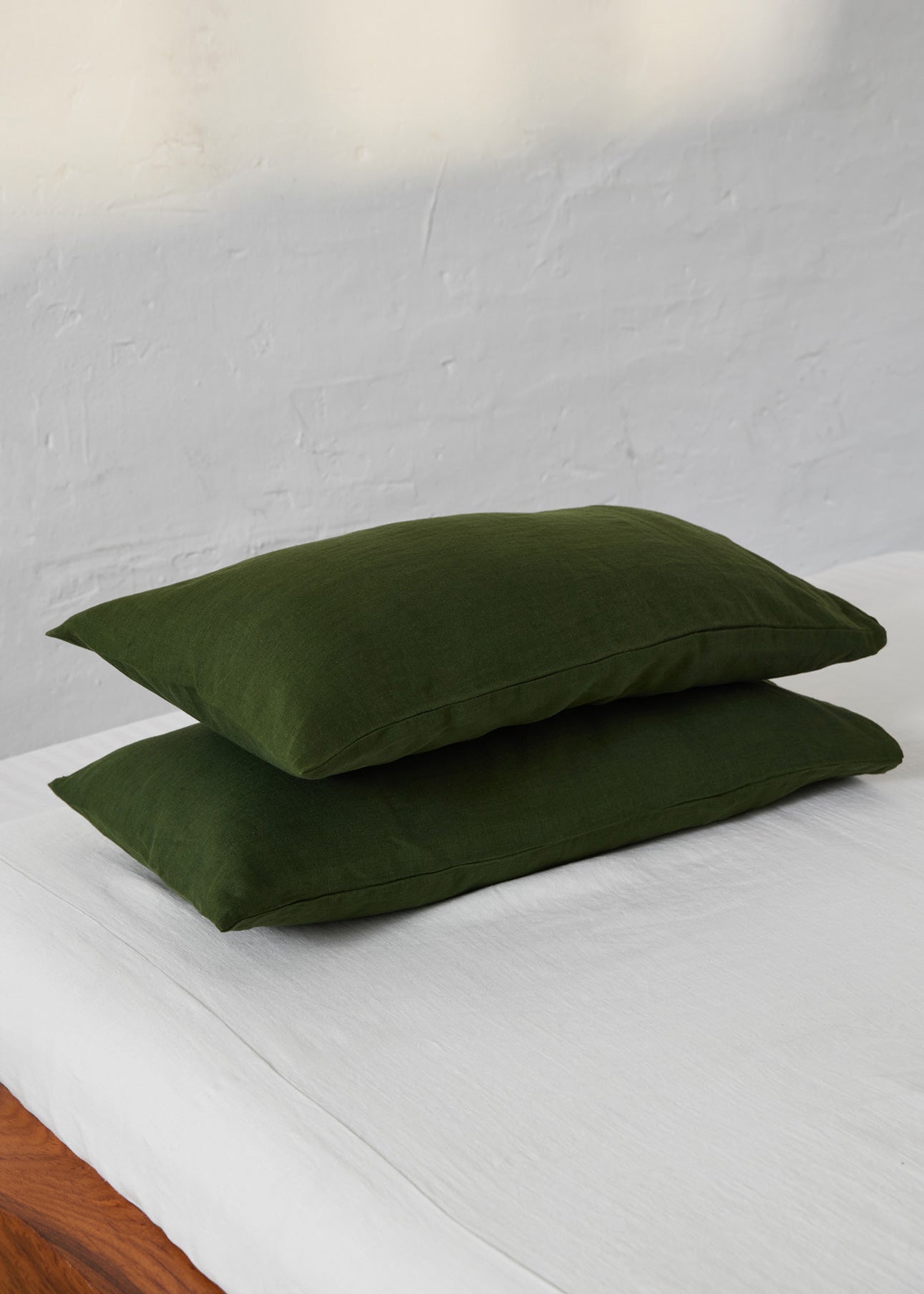 draps de literie en lin en tissu naturel kaki forêt vert foncé fabriqué de manière biologique et éthique, couleur couette et oreiller linnen beddengoed lakens in donkergroen boskaki natuurlijke stof biologisch en ethisch gemaakt, dekbed en kussenkleur Leinenbettwäsche aus dunkelgrünem, waldkhakifarbenem Naturstoff, biologisch und ethisch hergestellt, Bettdecken- und Kissenfarbe linen bedding sheets in dark green forest khaki natural fabric organic and ethically made, duvet and pillow colour