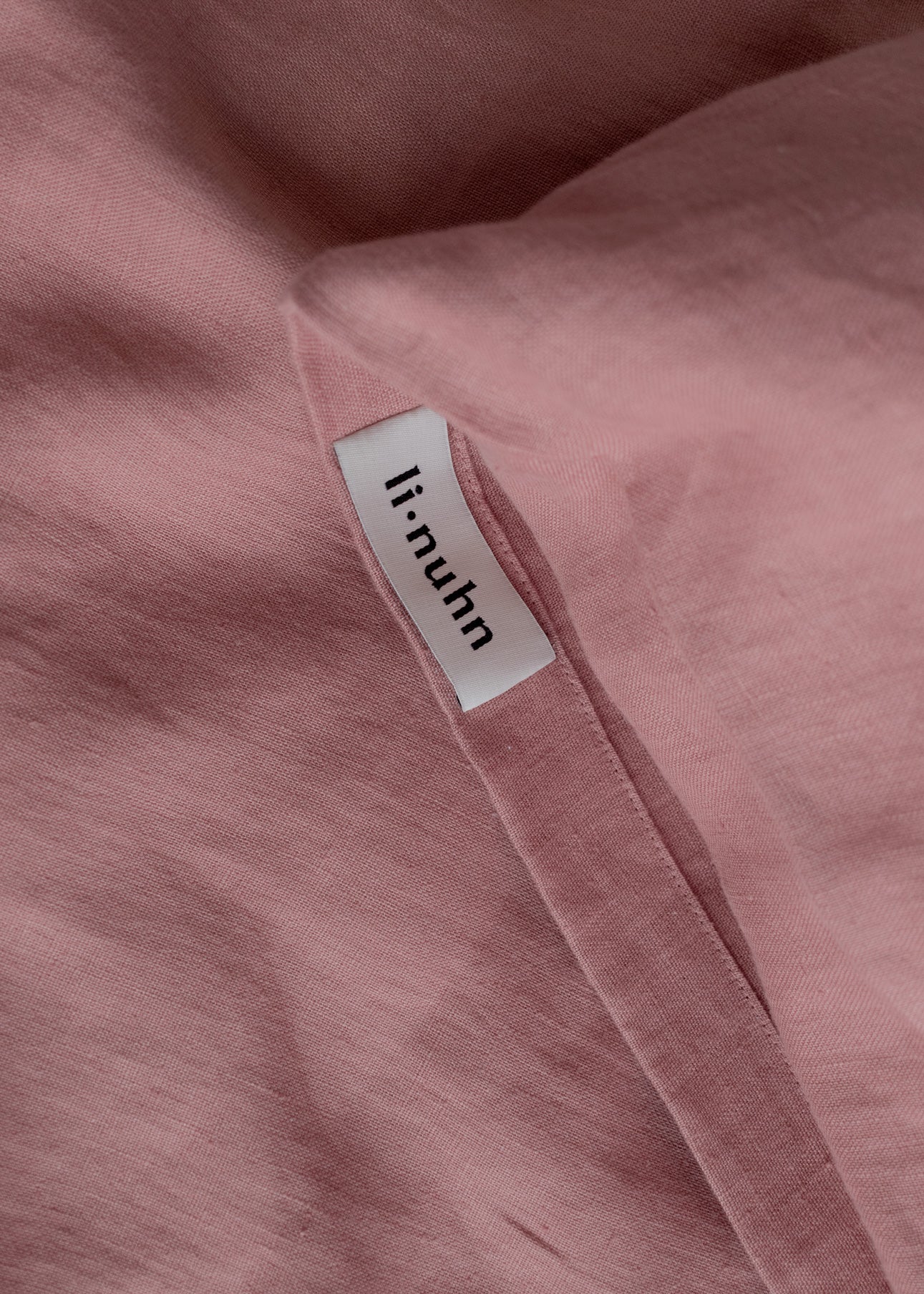 linnen beddengoed lakens in zomerblush rijke roze paarse kleur, natuurlijke stof ethisch gemaakt, dekbed en kussensloop Bettwäsche aus Leinen in sommerlichem, kräftigem Rosa-Lila, ethisch einwandfrei hergestellter Naturstoff, Bettdecke und Kissenbezug linen bedding sheets in summer blush rich pink purple colour, natural fabric ethically made, duvet and pillow cover draps de literie en lin de couleur violet rose riche en été, tissu naturel fabriqué de manière éthique, housse de couette et d'oreiller