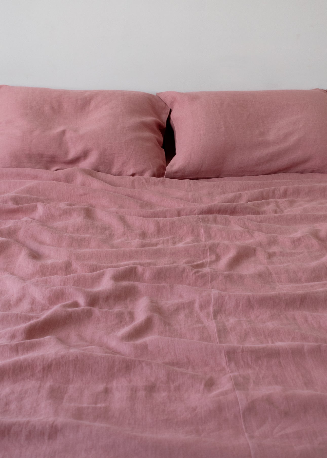 linnen beddengoed lakens in zomerblush rijke roze paarse kleur, natuurlijke stof ethisch gemaakt, dekbed en kussensloop Bettwäsche aus Leinen in sommerlichem, kräftigem Rosa-Lila, ethisch einwandfrei hergestellter Naturstoff, Bettdecke und Kissenbezug linen bedding sheets in summer blush rich pink purple colour, natural fabric ethically made, duvet and pillow cover draps de literie en lin de couleur violet rose riche en été, tissu naturel fabriqué de manière éthique, housse de couette et d'oreiller