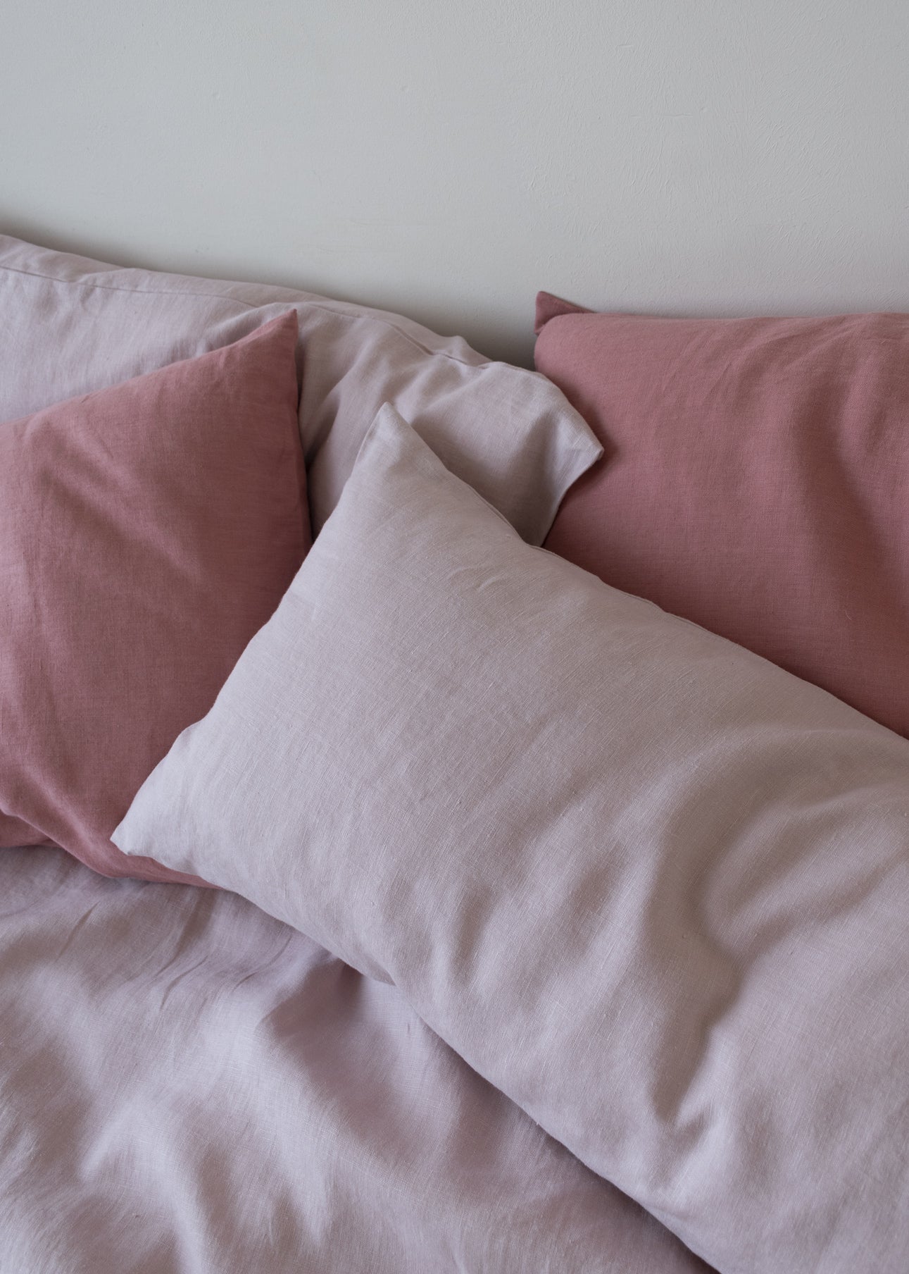 draps de literie en lin en blush rose tendre barbie couleur rose pastel tissu naturel biologique et fabriqué de manière éthique linnen beddengoed lakens in zachtroze blush barbie pastelroze kleur natuurlijke stof biologisch en ethisch gemaakt Bettwäsche aus Leinen in sanftem Rosa, Blush, Barbie, Pastellrosa, Naturstoff, biologisch und ethisch hergestellt linen bedding sheets in soft pink blush barbie pastel rose colour natural fabric organic and ethically made