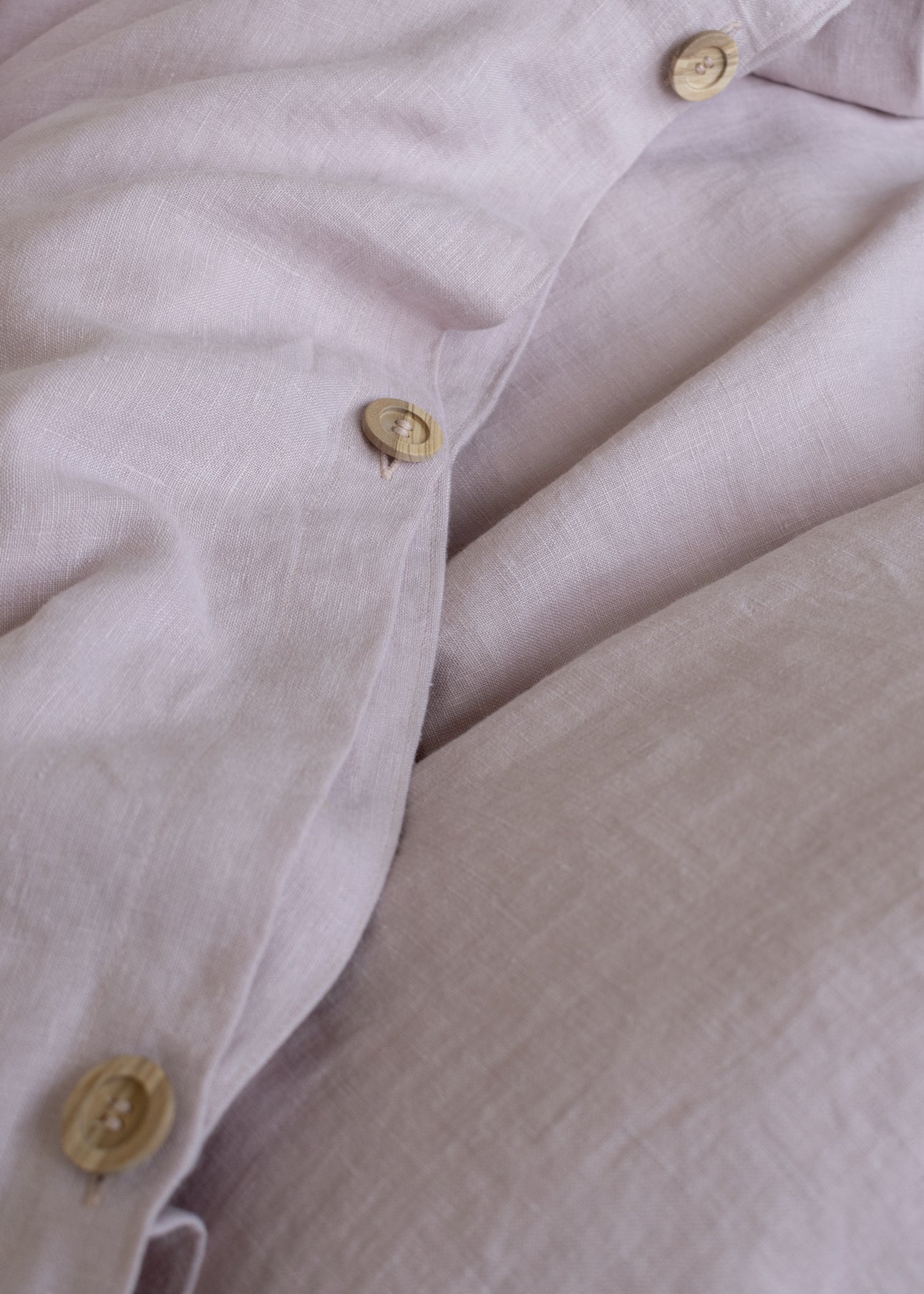 draps de literie en lin en blush rose tendre barbie couleur rose pastel tissu naturel biologique et fabriqué de manière éthique linnen beddengoed lakens in zachtroze blush barbie pastelroze kleur natuurlijke stof biologisch en ethisch gemaakt Bettwäsche aus Leinen in sanftem Rosa, Blush, Barbie, Pastellrosa, Naturstoff, biologisch und ethisch hergestellt linen bedding sheets in soft pink blush barbie pastel rose colour natural fabric organic and ethically made