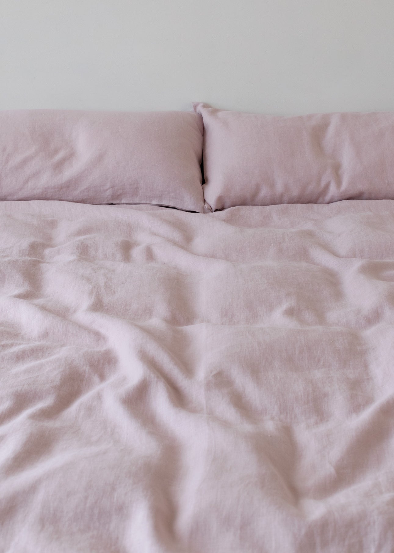 draps de literie en lin en blush rose tendre barbie couleur rose pastel tissu naturel biologique et fabriqué de manière éthique linnen beddengoed lakens in zachtroze blush barbie pastelroze kleur natuurlijke stof biologisch en ethisch gemaakt Bettwäsche aus Leinen in sanftem Rosa, Blush, Barbie, Pastellrosa, Naturstoff, biologisch und ethisch hergestellt linen bedding sheets in soft pink blush barbie pastel rose colour natural fabric organic and ethically made